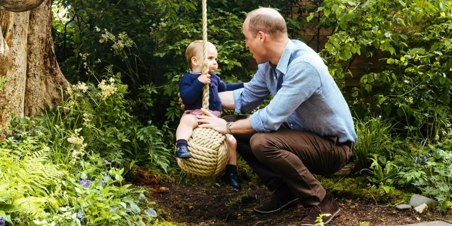 Papi William passt gut auf seinen Jüngsten, Prinz Louis, auf.