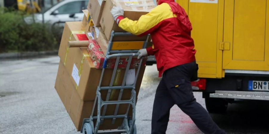 Paketbote bei der Arbeit