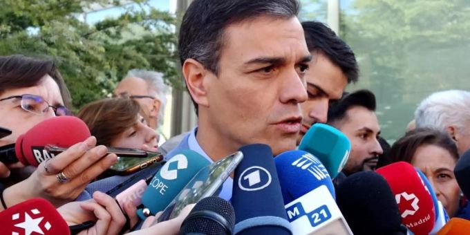 Spaniens amtierender Ministerpräsident Pedro Sanchez spricht in Madrid mit Journalisten. Foto: Guo Qiuda/XinHua Wahlen in Spanien