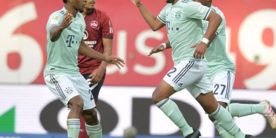 Serge Gnabry (r) ist der dritte Spieler, der in drei aufeinander folgenden Spielzeiten in der Bundesliga für drei verschiedene Vereine zweistellig traf. Foto: Timm Schamberger/dpa