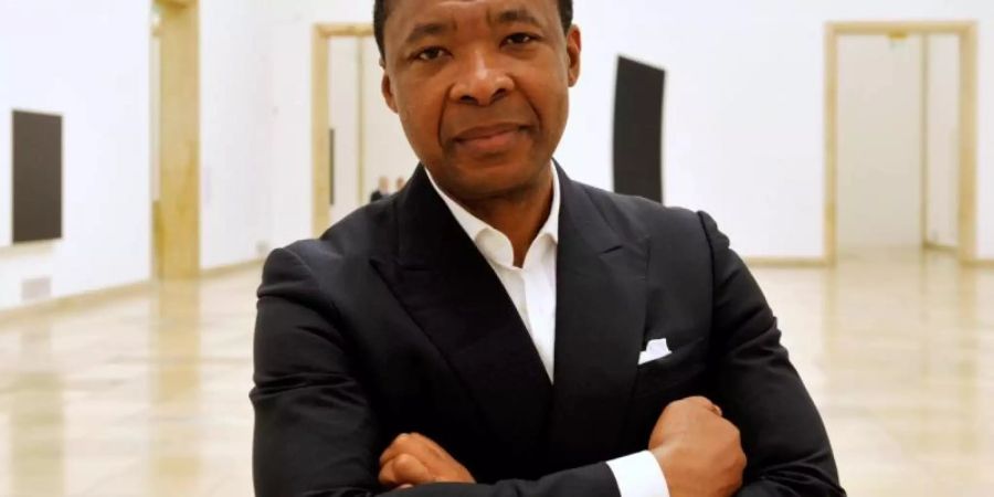 Okwui Enwezor 2011 im Münchner Haus der Kunst. Foto: Frank Leonhardt