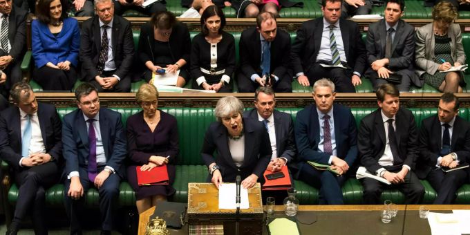 Theresa May bei einer Rede vor dem britischen Parlament. Auch Roger Federer ist Thema. Brexit