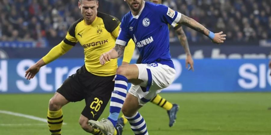 Guido Burgstaller (r) verlängerte seinen Vertrag beim FC Schalke 04 bis 2022. Foto: Ina Fassbender