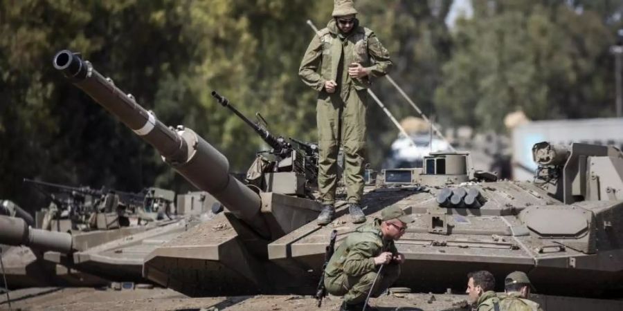 Israelische Soldaten bereiten Panzer nahe der Grenze zum Gazastreifen auf einen möglichen Einsatz vor. Foto: Ilia Yefimovich