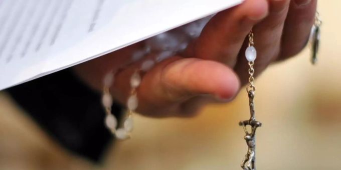 Die Katholische Kirche in der Schweiz hat ein Nachwuchsproblem. Dafür gibt es verschiedene Gründe. Katholische Kirche Missbrauch Pfarrer