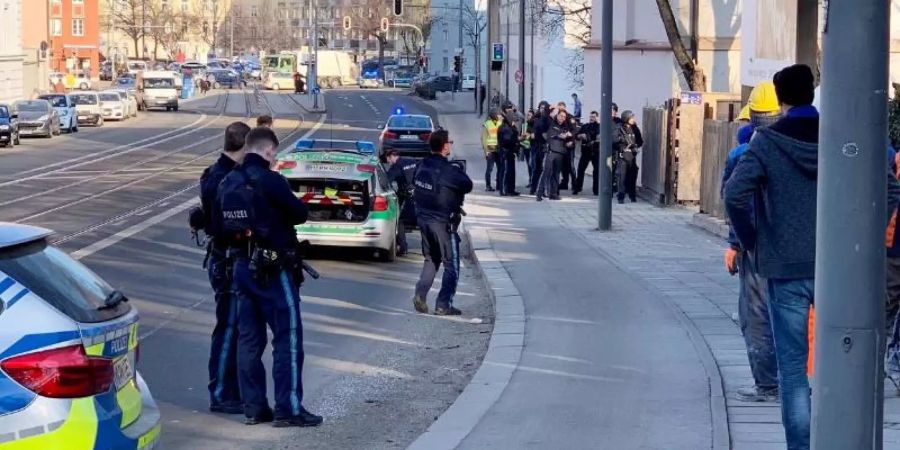 Polizisten stehen an der Einsatzstelle im Stadtteil Au. Foto: Patrick Rasche