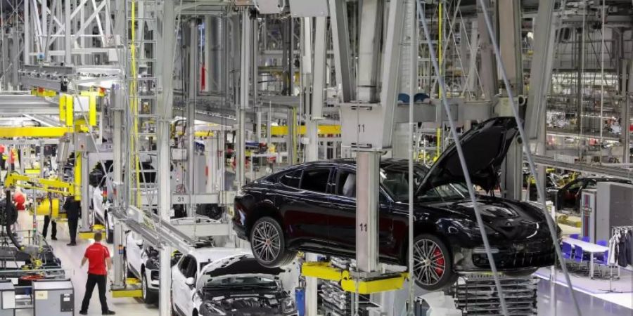 Ein Porsche Panamera schwebt durch die Montagehalle im Werk Leipzig. Foto: Jan Woitas