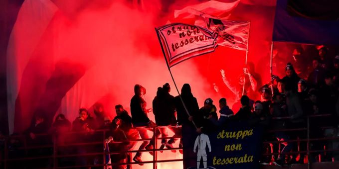 Fans von Serie A Club Sampdoria zünden während einer Partie Pyros. Pyros in Italien