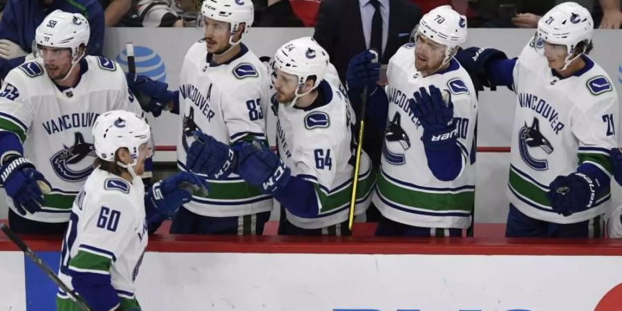 Die Vancouver Canucks feiern einen Treffer im Spiel gegen die Chicago Blackhawks. Foto: Paul Beaty/AP