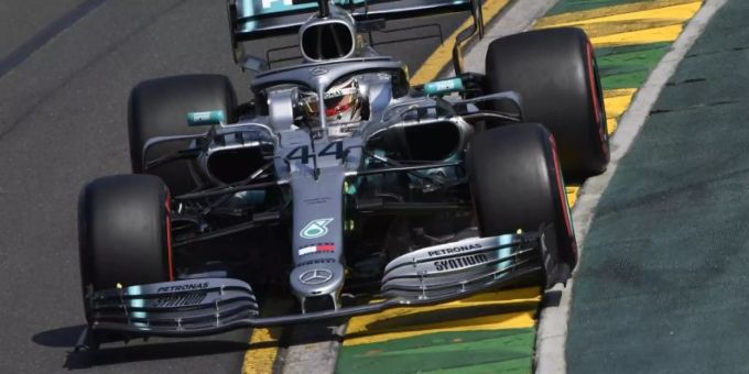 Lewis Hamilton lässt auf der Rennstrecke in Melbourne die Konkurrenten hinter sich. Foto: Julian Smith/AAP Lewis Hamilton lässt auf der Rennstrecke in Melbourne die Konkurrenten hinter sich. Foto: Julian Smith/AAP
