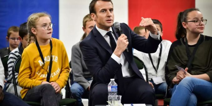 Präsident Macron bei einer Debatte mit Jugendlichen Präsident Macron bei einer Debatte mit Jugendlichen