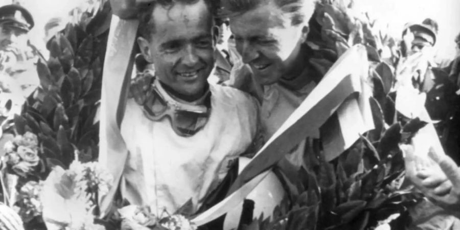 Sieg in Zandvoort: Wolfgang Graf Berghe von Trips (r) und sein Ferrari-Markengefährte Phil Hill aus den USA. Foto: dpa