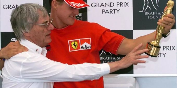 Michael Schumacher (r) und Bernie Ecclestone begutachten den «Bernie», einen Preis für den Fahrer des Jahres 2000. Foto: Gero Breloer Michael Schumacher (r) und Bernie Ecclestone begutachten den «Bernie», einen Preis für den Fahrer des Jahres 2000. Foto: Gero Breloer