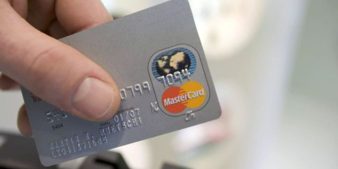 Zu hohe Tarife - Migros und Coop zeigen Kreditkartenanbieter an