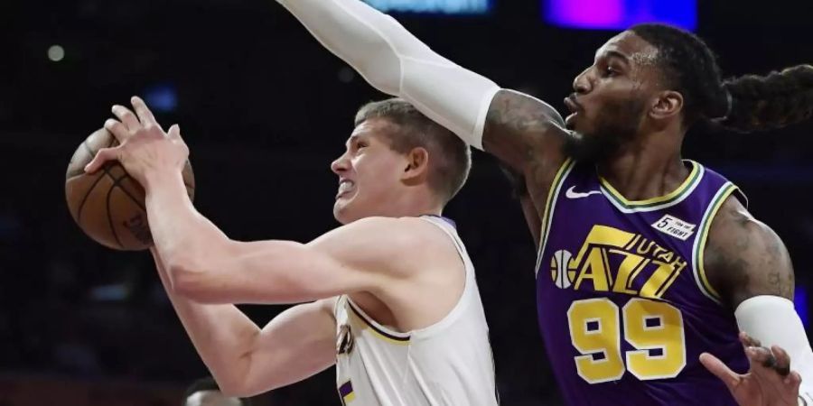 Lakers-Spieler Moritz Wagner (l) in Aktion gegen Jae Crowder von Utah Jazz. Foto: Mark J. Terrill/AP/dpa