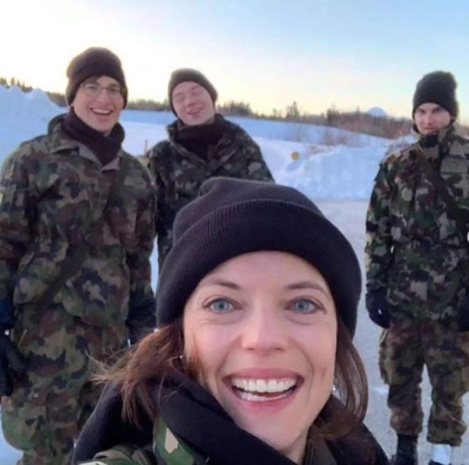 Mona Vetsch und ihre Truppe lächeln trotz Kälte. Mona Vetsch