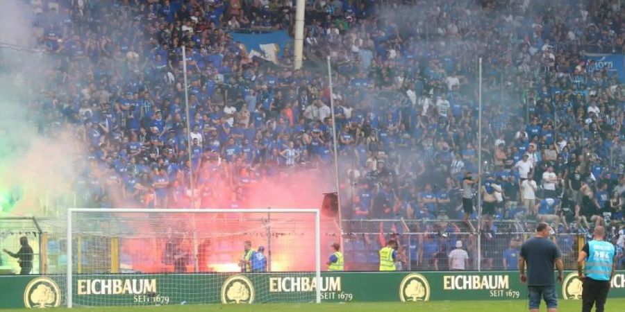 Mannheim-Anhänger brennen gegen den KFC Uerdingen Pyro-Technik ab. Foto: Samla.De