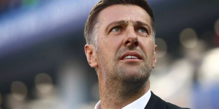 Füt Mladen Krstajic ist der Job als Serbiens Nationaltrainer wie eine heisse Kartoffel in der Hand. Foto: Matthias Schrader/AP