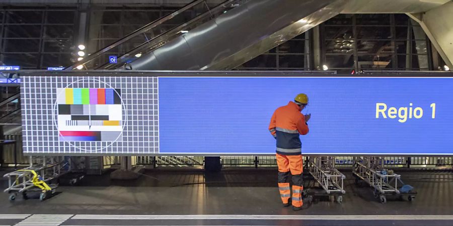 Im Bahnhof Luzern werden in den kommenden Nächten die Teile eines 99 Meter langen Bildschirms montiert.