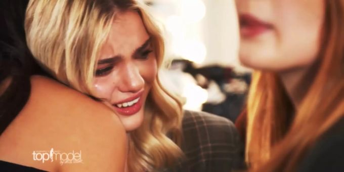 GNTM Kandidatin Sarah bricht vor laufender Kamera zusammen. Sie weiss nicht weiter. GNTM Sarah