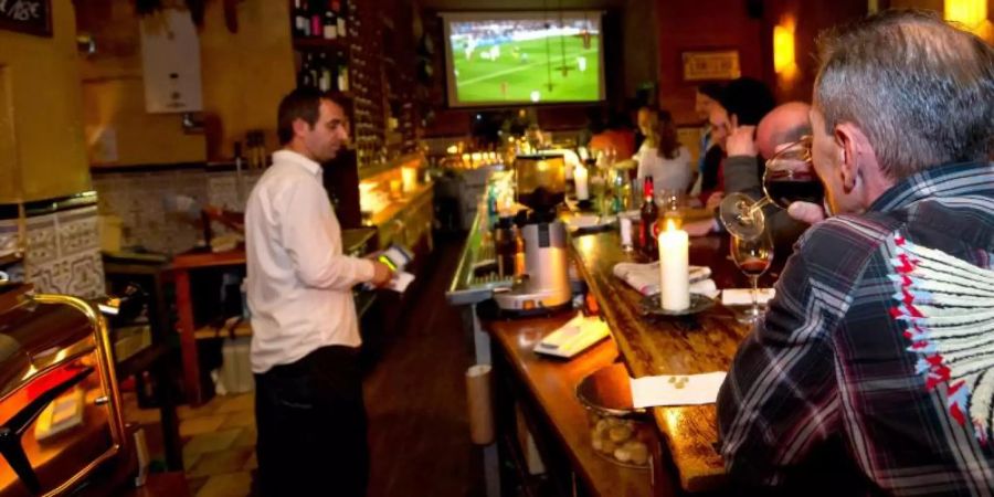 Auch eine Möglichkeit das Finale der Champions League zu sehen: Zusammen mit anderen Fussballfans in einer Sportsbar. Foto: Sven Hoppe
