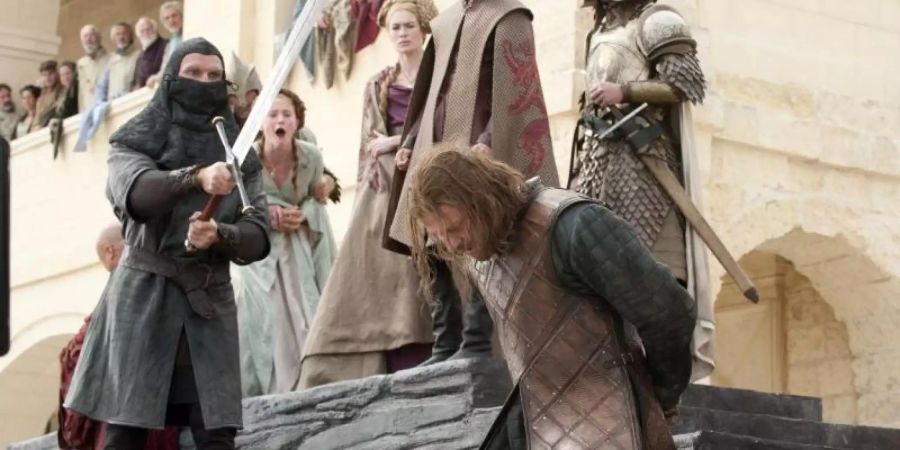 Lieber gemeinsam leiden: Harte Szenen bei Game of Thrones, wie die Enthauptung von Ned Stark, schaut man lieber in der Gruppe. Foto: HBO/AP