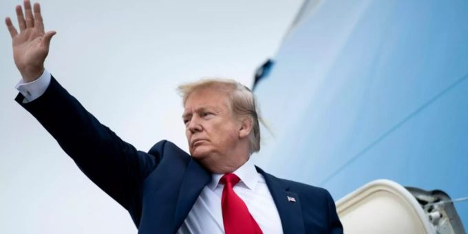 Trump beim Besteigen der Präsidentenmaschine Air Force One Trump beim Besteigen der Präsidentenmaschine Air Force One