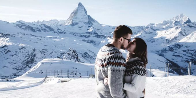 Ein Paar küsst sich vor der Kulisse des Matterhorns. Liebe Matterhorn Paar