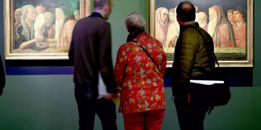 «Die Darbringung Christi im Tempel» von Giovanni Bellini (r) und «Die Darbringung Christi im Tempel» des Künstlers Andrea Mantegna. Foto: Britta Pedersen
