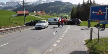 Vier demolierte Autos blockieren Strasse und Gleise