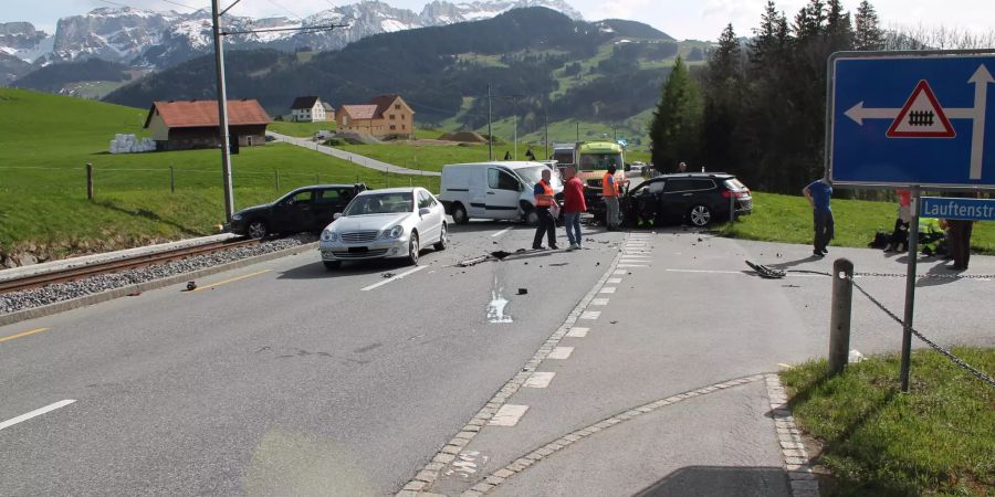 Vier demolierte Autos blockieren Strasse und Gleise