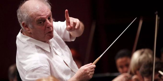 Der israelisch-argentinische Dirigent Daniel Barenboim dirigiert Beethovens 5. Sinfonie – und sagt damit der Grippe den Kampf an. Auch die Backstreet Boys können laut Forschern helfen. Dirigent in weissem Hemd mit Dirigentenstab.