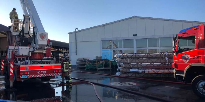Produktionshalle brennt in Altenrhein Feuerwehrautos, Produktionshalle