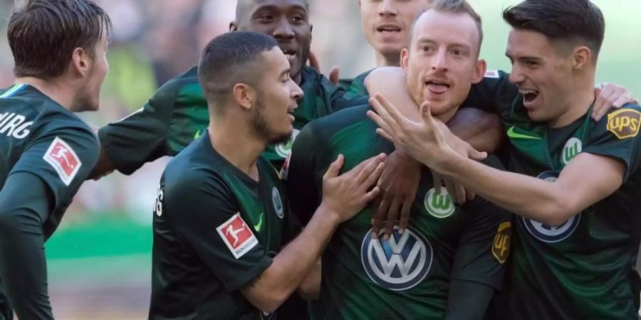 Wolfsburgs Maximilian Arnold (2.v.r) bejubelt mit seinen Mitspielern sein Tor zum 1:0 gegen den FSV Mainz 05. Foto: P. Steffen