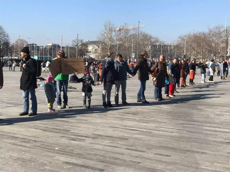 Klimademonstrierende auf dem Zürcher Sechseläutenplatz.