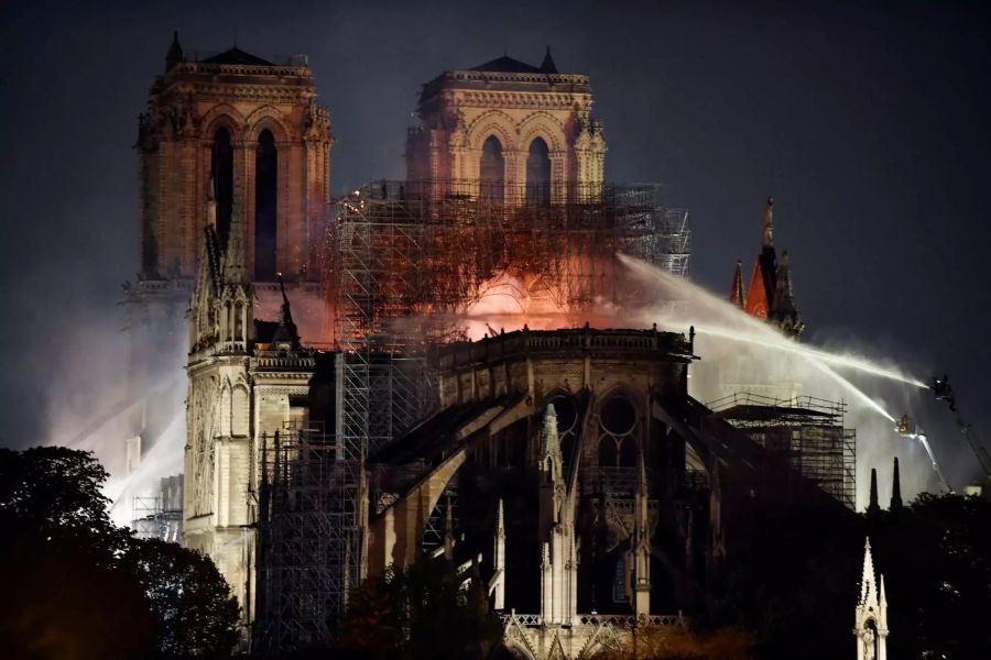 So sah die kathedrale gestern Montagabend in Flammen stehend aus.