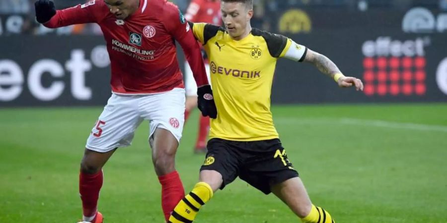 BVB-Kapitän Marco Reus (r) beim Zweikampf mit dem Mainzer Jean-Philippe Gbamin. Foto: Ina Fassbender