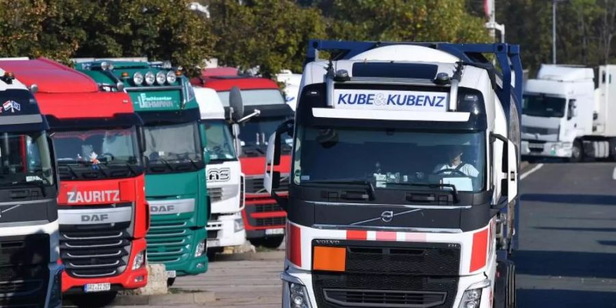 Das EU-Parlament will die Arbeitsbedingungen der europäischen Fernfahrer verbessern. Lkw-Fahrer sollen etwa mindestens alle vier Wochen nach Hause zurückkehren dürfen. Foto: Martin Schutt