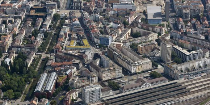Eine Luftaufnahme von Biel und des Bieler Bahnhofs. drei-seen-land
