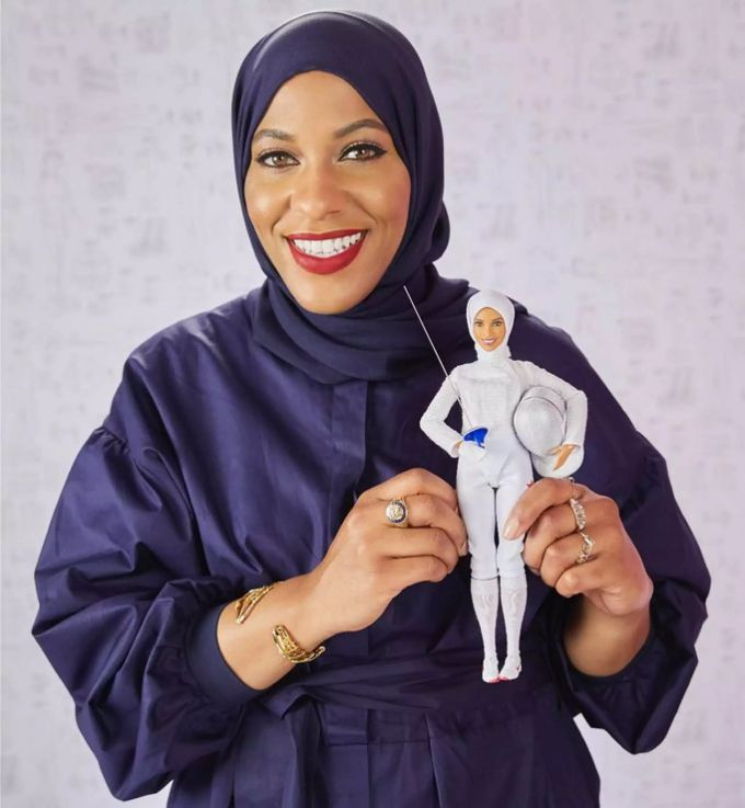 Die Säbelfechterin Ibtihaj Muhammad hält die erste Barbie mit Hijab. barbie