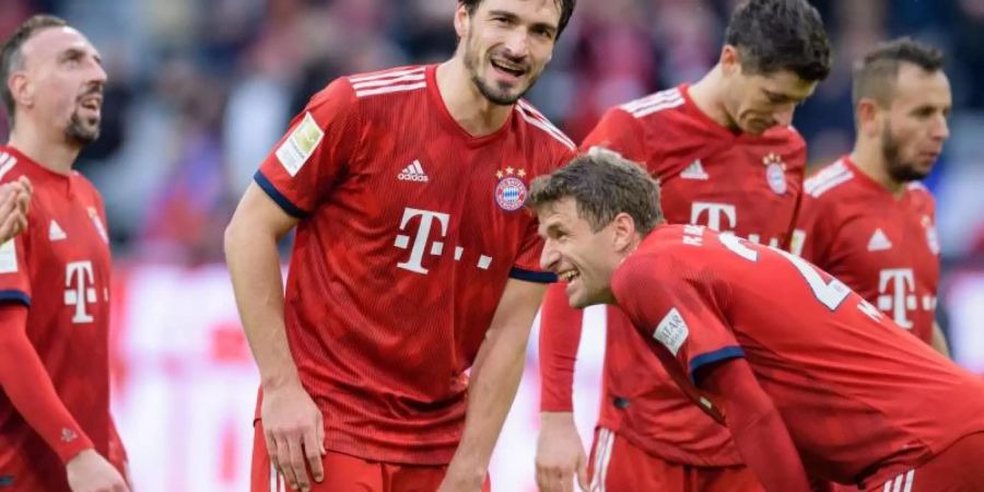 Mats Hummels (l) und Thomas Müller hatten nach dem Sieg des FC Bayern gut Laue. Foto: Matthias Balk