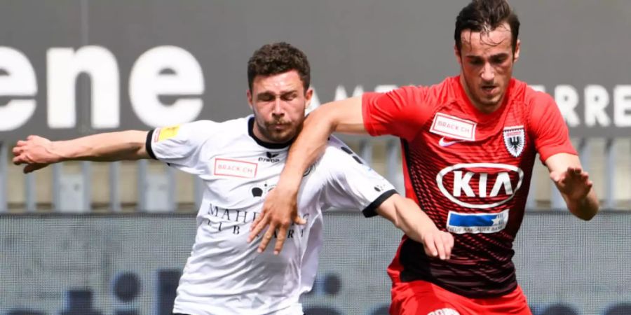 Zwei Fussballspieler kämpfen um den Ball