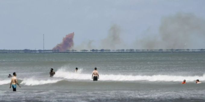 Die durch eine SpaceX Dragon V2 verursachte Rauchwolke. Dragon V2