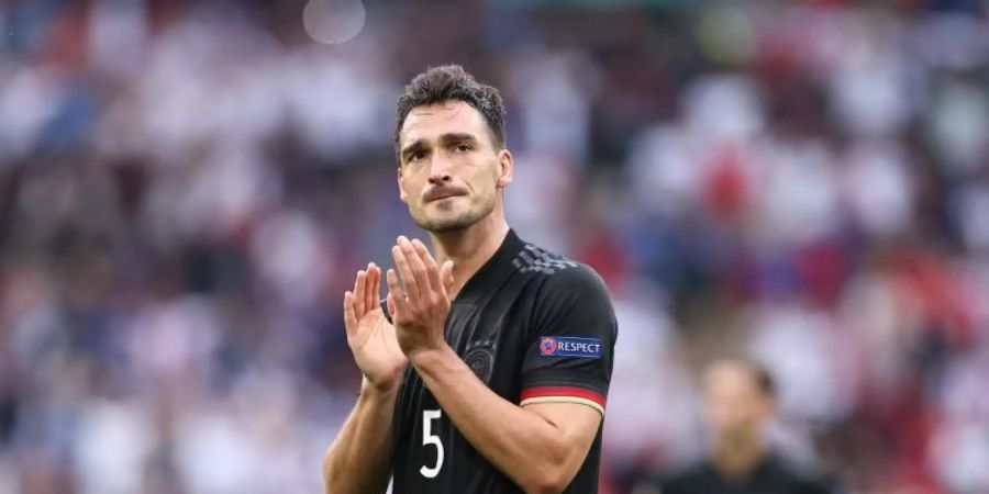 Kann das Aus im Achtelfinale nicht fassen: Mats Hummels applaudiert nach der Partie. Foto: Christian Charisius/dpa