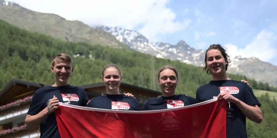 Die Schweizer Delegation an der internationalen Informatik-Olympiade: Alberts Reisons, Ema Skottova, Joël Huber und Josia John (von links nach rechts).