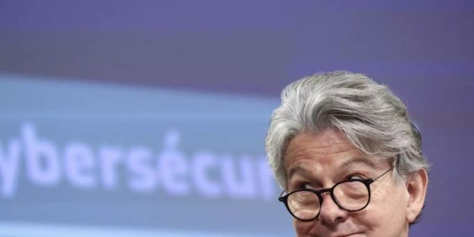 Thierry Breton, EU-Kommissar für Binnenmarkt und Dienstleistungen, nimmt gemeinsam mit Vize-EU-Kommisionspräsident Schinas an einer Pressekonferenz zur Sicherheits- und Cybersicherheitsstrategie der EU teil. Foto: Kenzo Tribouillard/AFP Pool/AP/dpa Thierry Breton, EU-Kommissar für Binnenmarkt und Dienstleistungen, nimmt gemeinsam mit Vize-EU-Kommisionspräsident Schinas an einer Pressekonferenz zur Sicherheits- und Cybersicherheitsstrategie der EU teil. Foto: Kenzo Tribouillard/AFP Pool/AP/dpa