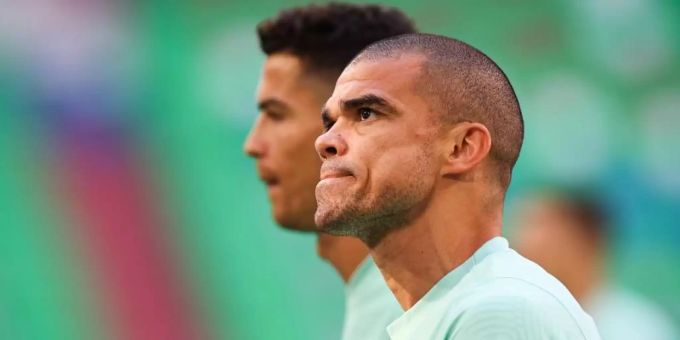Portugals Pepe (r) und Cristiano Ronaldo beim Aufwärmen. Foto: Christian Charisius/dpa WM 2022
