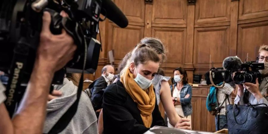 Die Angeklagte Valerie Bacot im Gerichtsgebäude von Chalon-Sur-Saône. Bacot ist wegen der Tötung ihres Stiefvaters und späteren Ehemannes, der sie bedroht, zur Prostitution gezwungen und wiederholt vergewaltigt haben soll, angeklagt. Foto: Jeff Pachoud/AFP/dpa