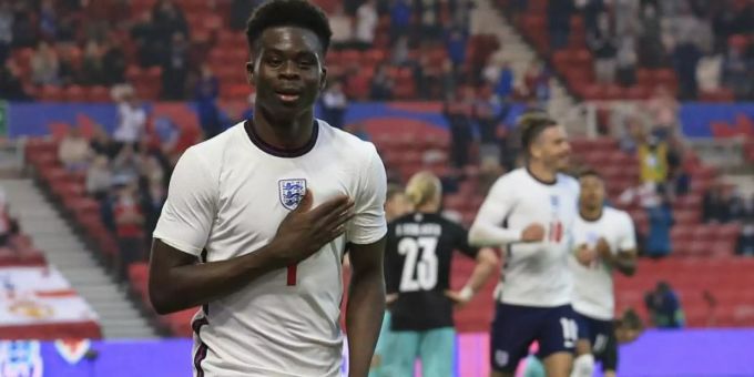 Die Engländer um Bukayo Saka setzen ein Zeichen gegen Rassismus. Foto: Lindsey Parnaby/Pool AFP/AP/dpa Die Engländer um Bukayo Saka setzen ein Zeichen gegen Rassismus. Foto: Lindsey Parnaby/Pool AFP/AP/dpa