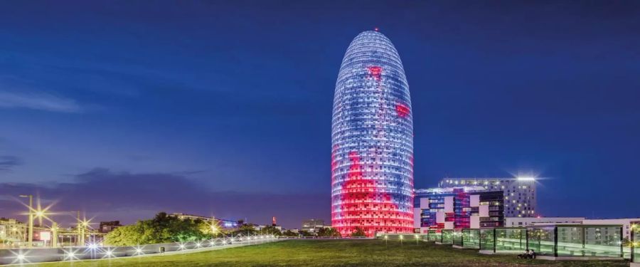 Von der Horizontale in die Vertikale: Condair-Dampf-Luftbefeuchter auch im «Torre Agbar» in Barcelona.